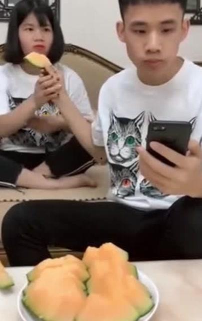 喂小姐姐吃瓜,一场甜蜜的夏日盛宴