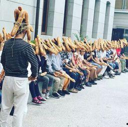 俄罗斯街头吃瓜,瓜果飘香，民众共享欢乐时光