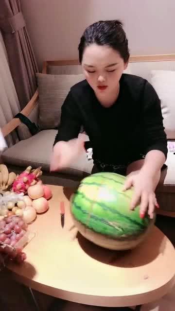 姐弟吃瓜的方式,姐弟俩的独特吃瓜日常