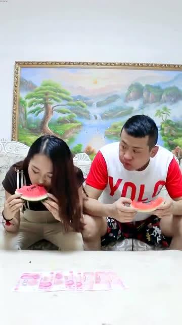 女孩吃瓜比赛赢了,少女力压群芳，吃瓜比赛夺冠风采无限